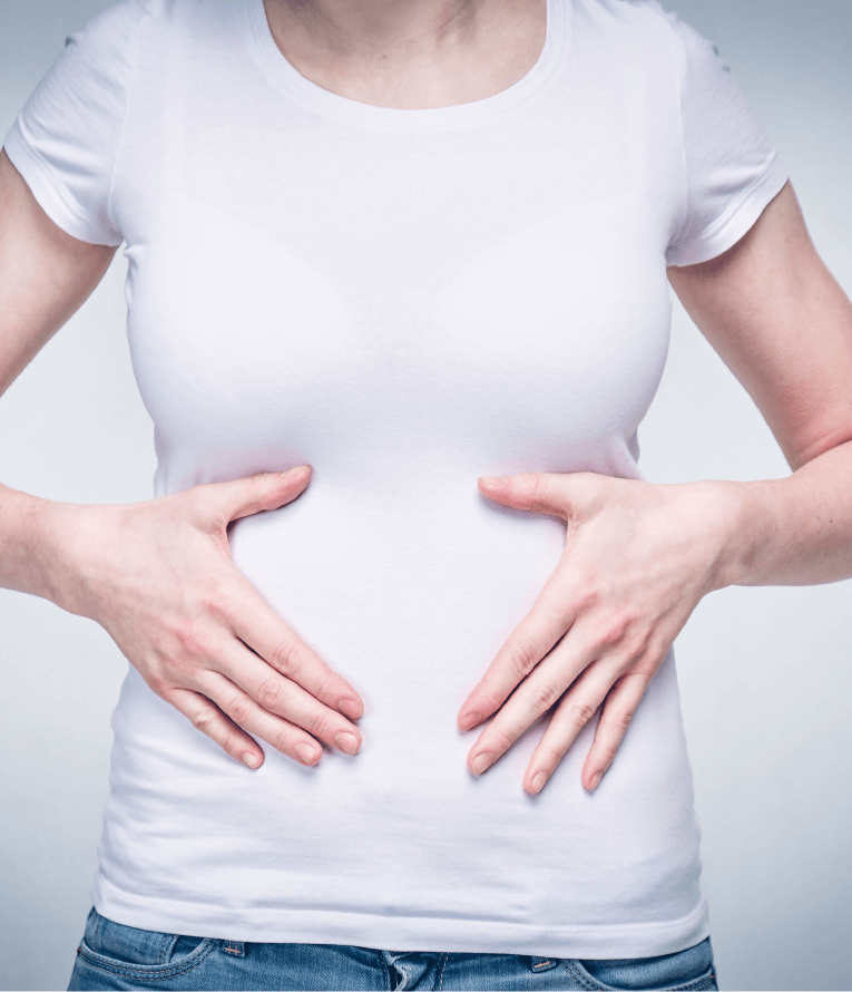 サプリメント 納豆菌　胃に手を当てている人物