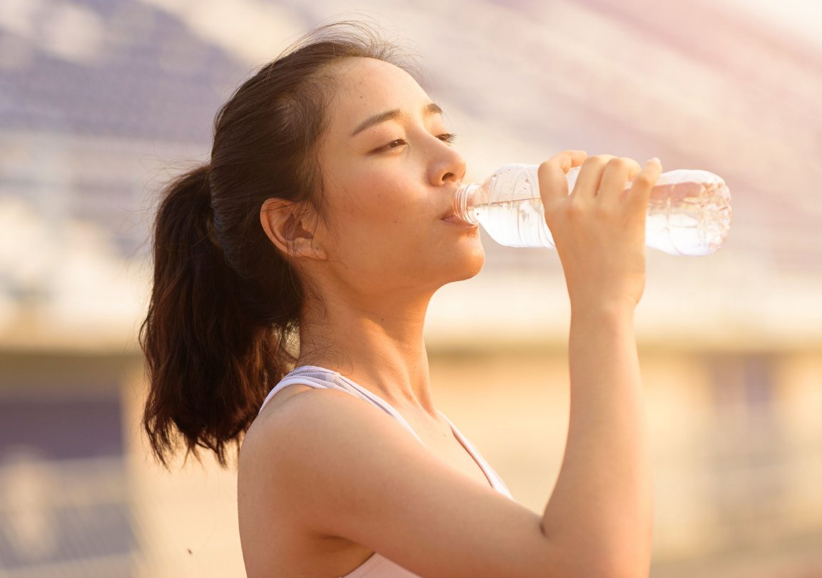 天然水 シリカ水を飲む女性